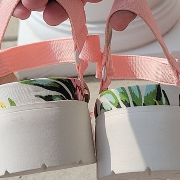 NEW! CHARLES DAVID Pink Zambo Floral Lug Sole Sandals 8. - Picture 7 of 10